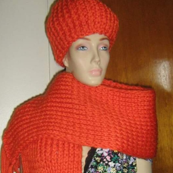 Chunky heavy, warm, cozyhat and scarf with fringes - Picture 6 of 6